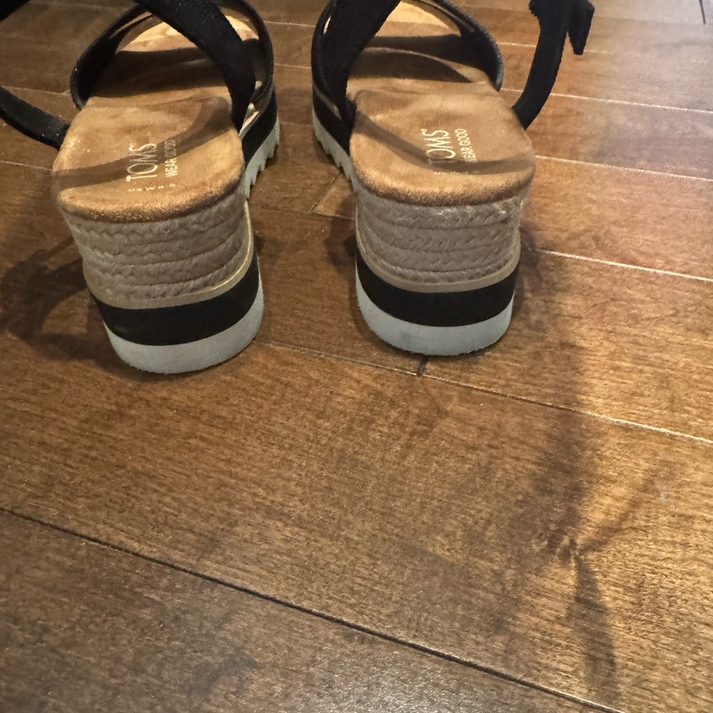 EUC TOMS Women's Black Sandals 9.5 - Picture 5 of 6